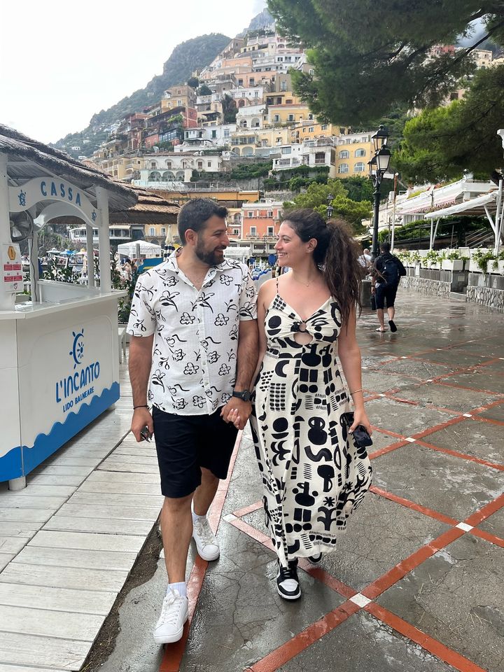 Jessica and Rami walking hand in hand in Positano