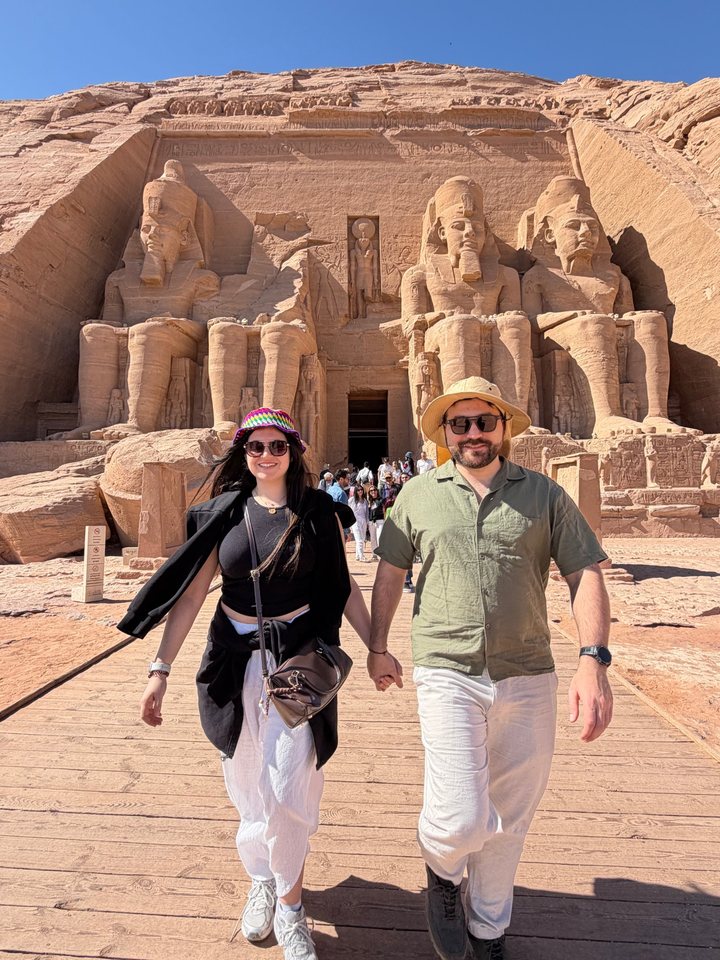 Jessica and Rami walking hand in hand in front of the temple of Abu Simbel